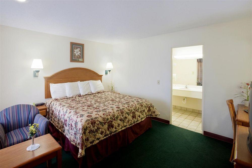 Americas Best Value Inn Lubbock East Стая снимка
