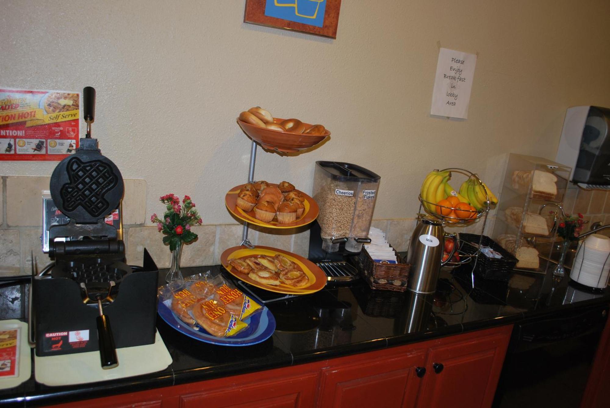 Americas Best Value Inn Lubbock East Екстериор снимка