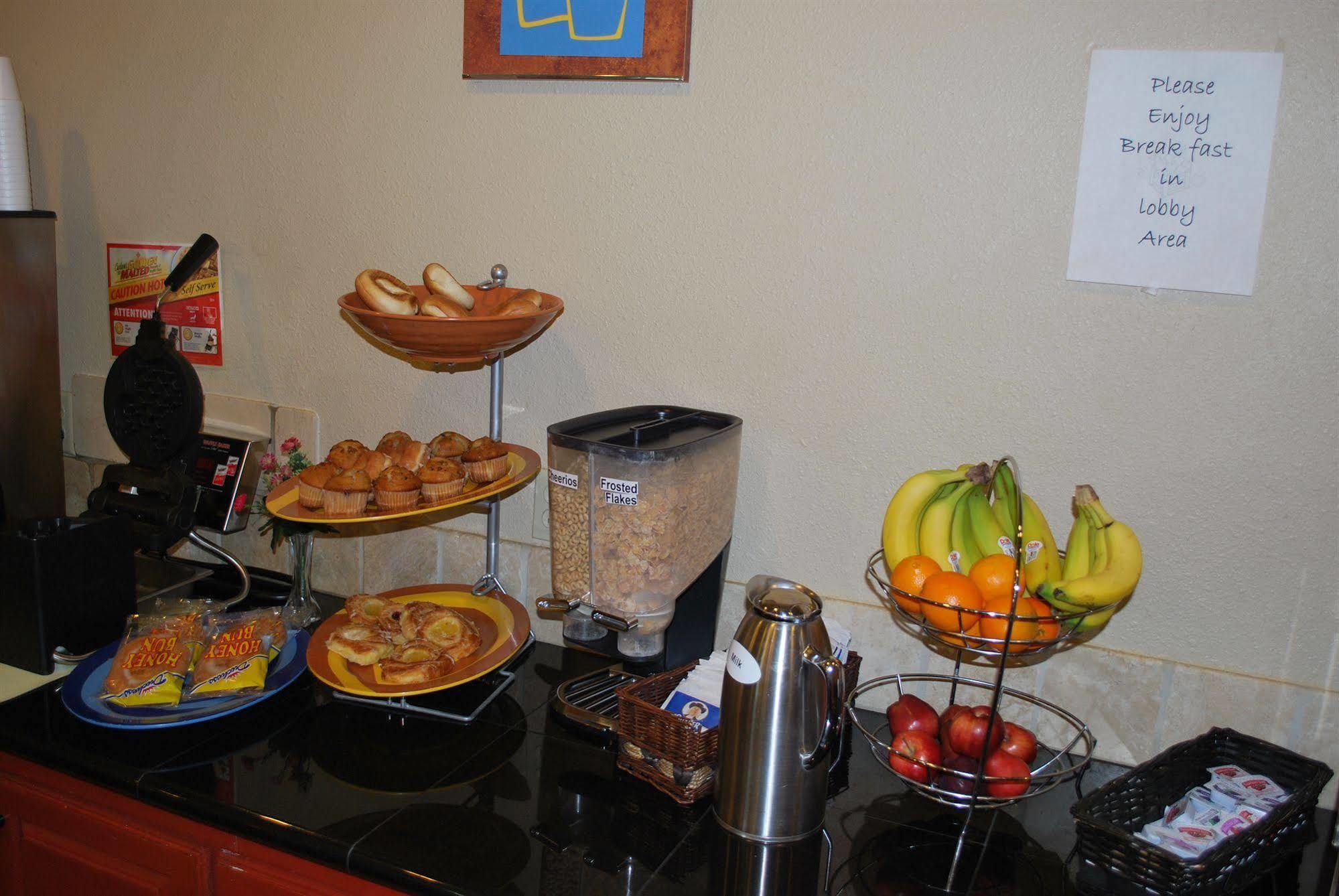 Americas Best Value Inn Lubbock East Екстериор снимка