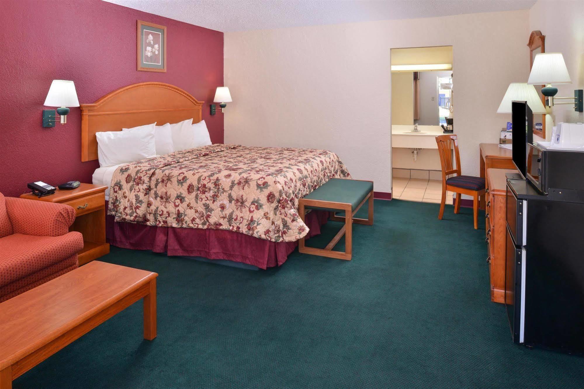 Americas Best Value Inn Lubbock East Екстериор снимка