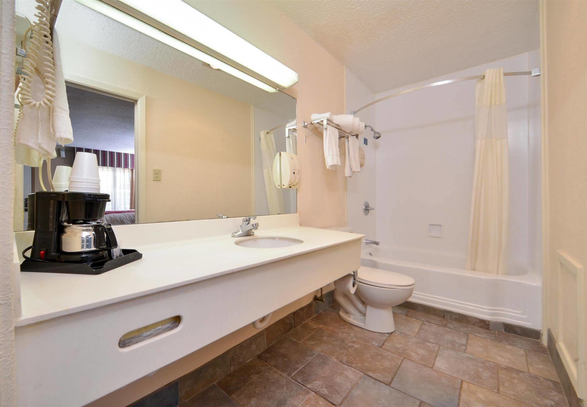 Americas Best Value Inn Lubbock East Екстериор снимка