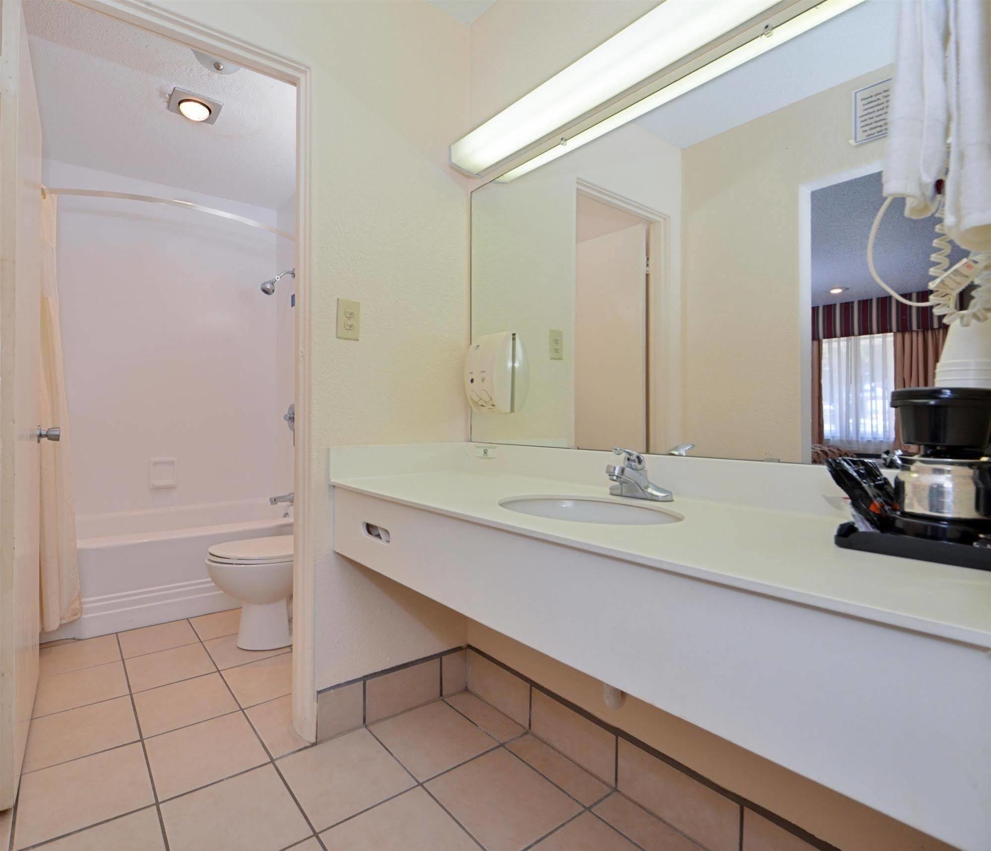 Americas Best Value Inn Lubbock East Екстериор снимка