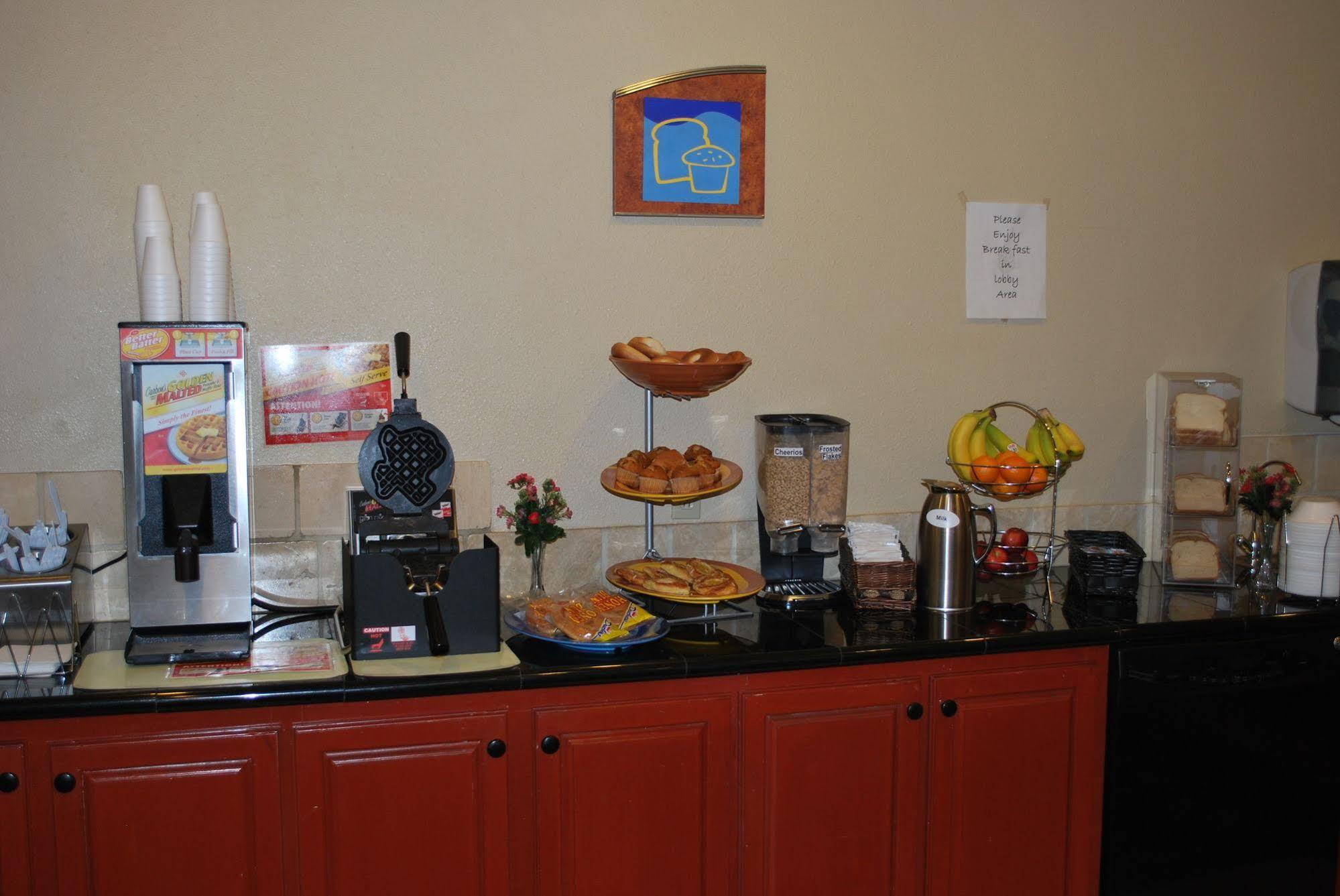 Americas Best Value Inn Lubbock East Екстериор снимка